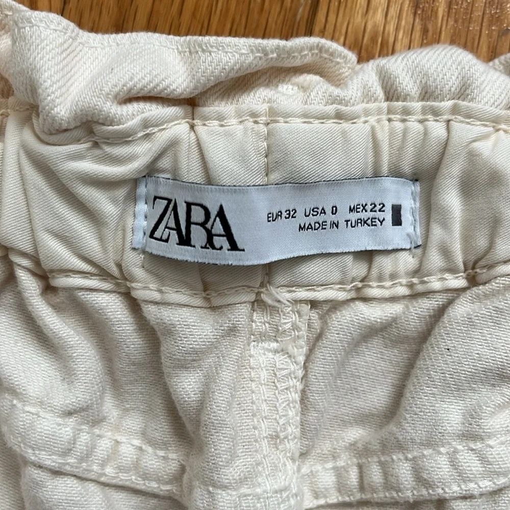 Zara Size 0 Baggy Paperbag Jeans in Ecru / Cream Elastic Waist Denim